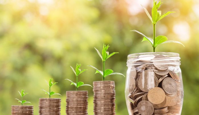 Coin-stacks-growing-in-size-to-full-glass-jar-of-coins