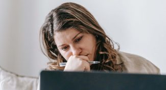 Woman-thinking-at-laptop