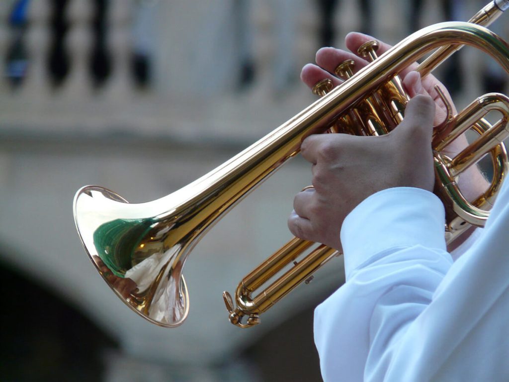 Man-playing-a-trumpet