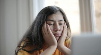 Unimpressed-woman-looking-at-laptop-screen